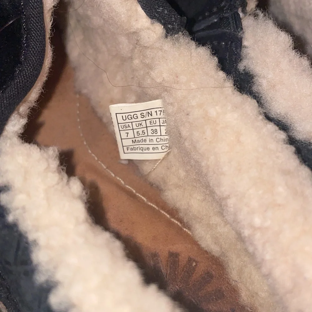 UGG Shoes Bettey Black Suede Shearling Clogs Fur Slip On Mules Size 7 - Picture 4 of 6